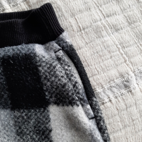𝅺UNIQLO plaid fleece skirt size 4 - Picture 3 of 5